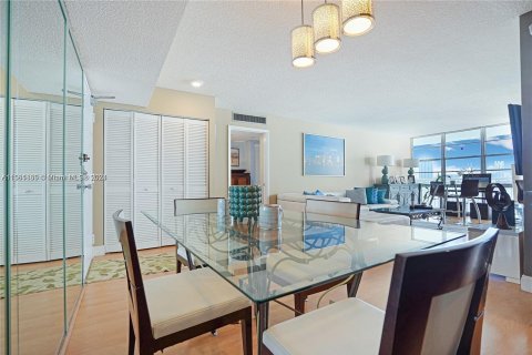 Condo in Sunny Isles Beach, Florida, 2 bedrooms  № 1161149 - photo 11