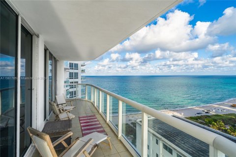 Condo in Miami Beach, Florida, 2 bedrooms  № 1161151 - photo 1