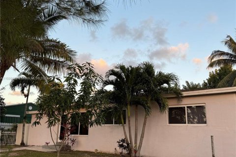 Купить виллу или дом в Норт-Майами-Бич, Флорида 5 спален, 158.77м2, № 919274 - фото 2