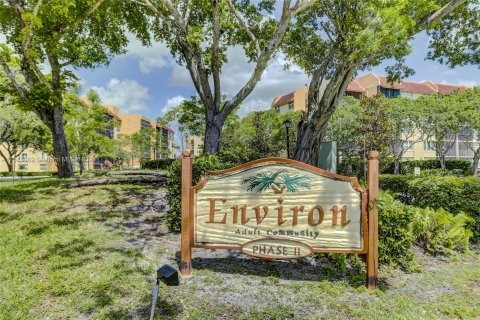 Condo in Lauderhill, Florida, 2 bedrooms  № 1181629 - photo 1