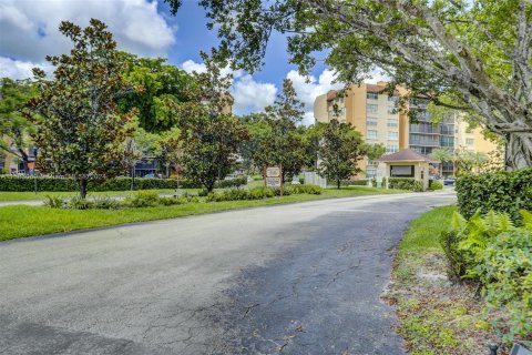 Condo in Lauderhill, Florida, 2 bedrooms  № 1181629 - photo 2