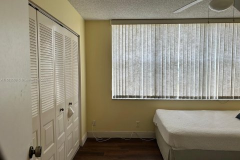 Condo in Lauderhill, Florida, 2 bedrooms  № 1181629 - photo 18