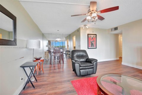 Condo in Lauderhill, Florida, 2 bedrooms  № 1181629 - photo 26