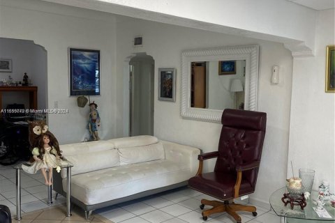 House in Miami, Florida 3 bedrooms, 122.35 sq.m. № 1355024 - photo 5