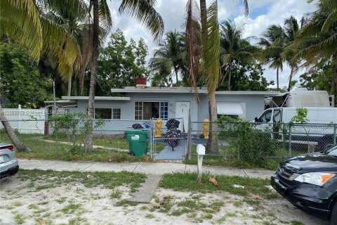 House in Miami, Florida 3 bedrooms, 122.35 sq.m. № 1355024 - photo 1