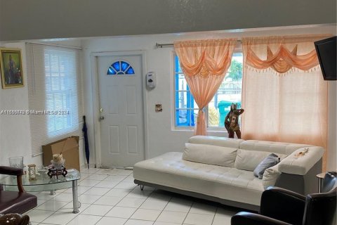 House in Miami, Florida 3 bedrooms, 122.35 sq.m. № 1355024 - photo 6