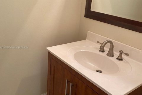 Condo in Hallandale Beach, Florida, 1 bedroom  № 1355022 - photo 16