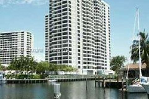 Condo in Hallandale Beach, Florida, 1 bedroom  № 1355022 - photo 1