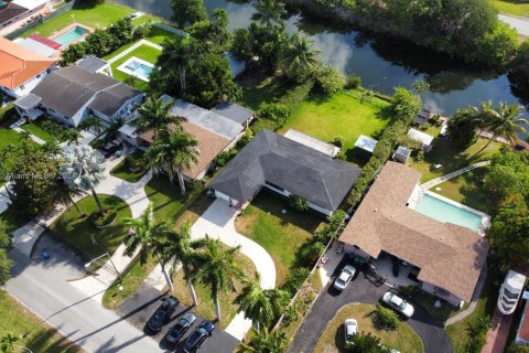 Villa ou maison à louer à Miami, Floride: 4 chambres, 177.72 m2 № 1355025 - photo 3