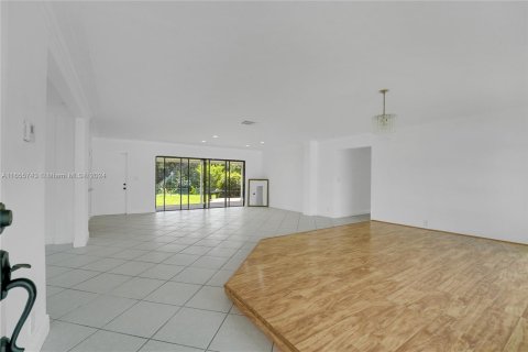 House in Miami, Florida 4 bedrooms, 177.72 sq.m. № 1355025 - photo 13