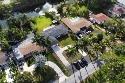 Villa ou maison à louer à Miami, Floride: 4 chambres, 177.72 m2 № 1355025 - photo 4