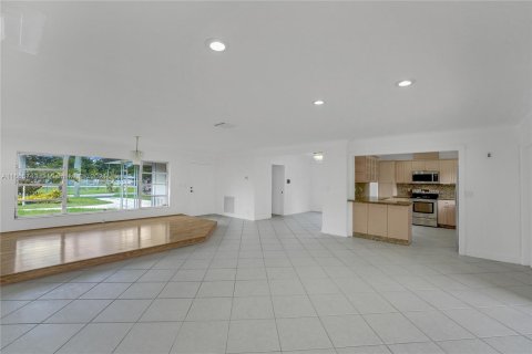 Casa en alquiler en Miami, Florida, 4 dormitorios, 177.72 m2 № 1355025 - foto 17