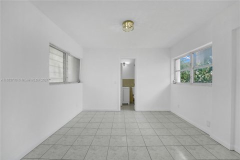 House in Miami, Florida 4 bedrooms, 177.72 sq.m. № 1355025 - photo 25