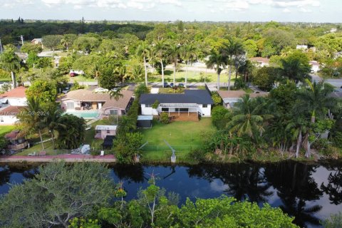 Villa ou maison à louer à Miami, Floride: 4 chambres, 177.72 m2 № 1355025 - photo 2