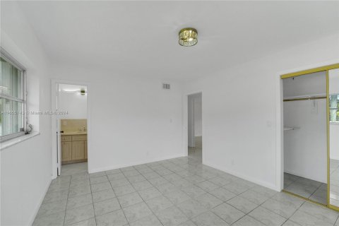 House in Miami, Florida 4 bedrooms, 177.72 sq.m. № 1355025 - photo 9