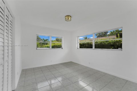 House in Miami, Florida 4 bedrooms, 177.72 sq.m. № 1355025 - photo 10