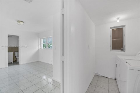 House in Miami, Florida 4 bedrooms, 177.72 sq.m. № 1355025 - photo 30