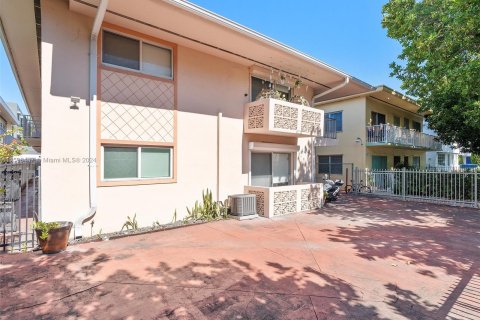 Condo in Miami Beach, Florida, 1 bedroom  № 1215360 - photo 1