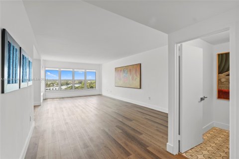 Condominio en venta en Bay Harbor Islands, Florida, 1 dormitorio, 106.84 m2 № 1215708 - foto 6