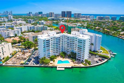 Condominio en venta en Bay Harbor Islands, Florida, 1 dormitorio, 106.84 m2 № 1215708 - foto 14