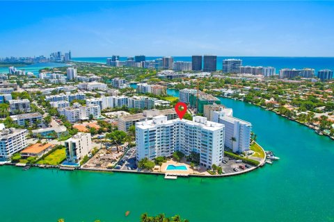 Condominio en venta en Bay Harbor Islands, Florida, 1 dormitorio, 106.84 m2 № 1215708 - foto 1