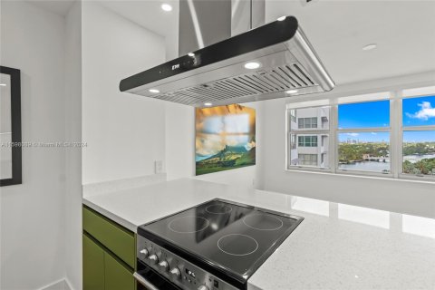 Condominio en venta en Bay Harbor Islands, Florida, 1 dormitorio, 106.84 m2 № 1215708 - foto 19