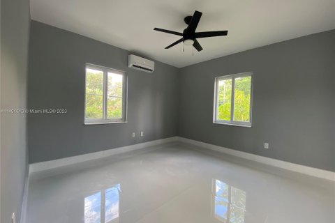 Immobilier commercial à vendre à Coral Gables, Floride: 325.16 m2 № 1004388 - photo 6