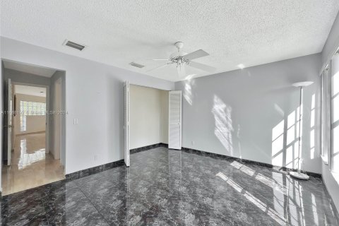 Casa en venta en Miami, Florida, 5 dormitorios, 383.04 m2 № 1431251 - foto 30