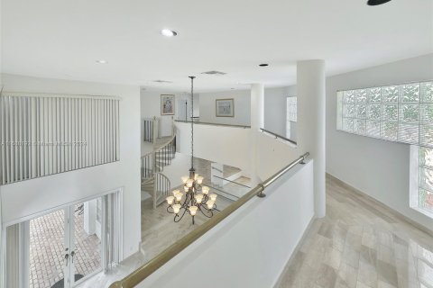 Casa en venta en Miami, Florida, 5 dormitorios, 383.04 m2 № 1431251 - foto 21