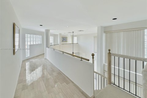 Casa en venta en Miami, Florida, 5 dormitorios, 383.04 m2 № 1431251 - foto 22