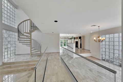 Casa en venta en Miami, Florida, 5 dormitorios, 383.04 m2 № 1431251 - foto 7