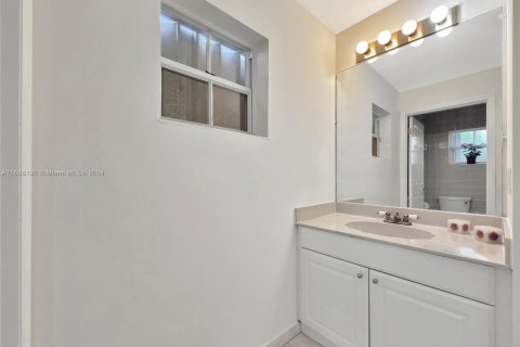 Casa en venta en Miami, Florida, 5 dormitorios, 383.04 m2 № 1431251 - foto 19