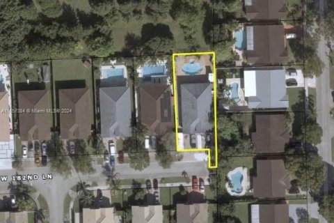 House in Miami, Florida 4 bedrooms, 163.97 sq.m. № 1358664 - photo 1