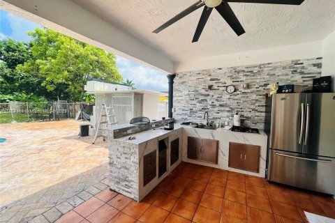 Casa en venta en Miami, Florida, 4 dormitorios, 163.97 m2 № 1358664 - foto 4