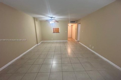 Condo in Miami, Florida, 1 bedroom  № 1358663 - photo 6