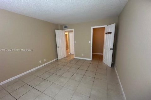 Condo in Miami, Florida, 1 bedroom  № 1358663 - photo 8