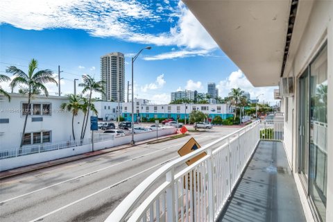 Commercial property in Miami Beach, Florida № 1358571 - photo 12