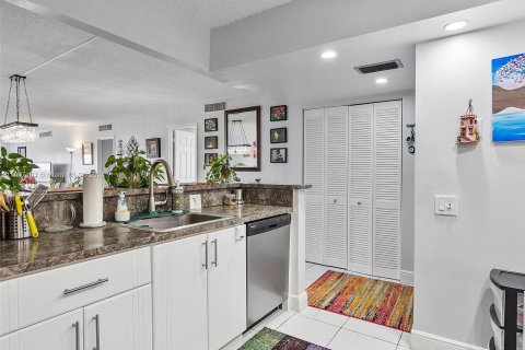 Condo in Aventura, Florida, 2 bedrooms  № 1231651 - photo 23