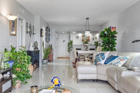 Condo in Aventura, Florida, 2 bedrooms  № 1231651 - photo 13