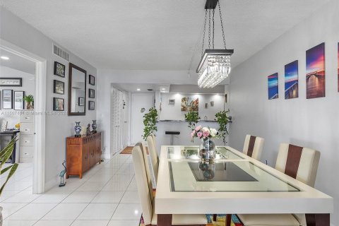 Condo in Aventura, Florida, 2 bedrooms  № 1231651 - photo 17