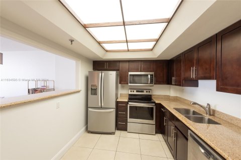 Condo in Miami, Florida, 1 bedroom  № 1294550 - photo 12