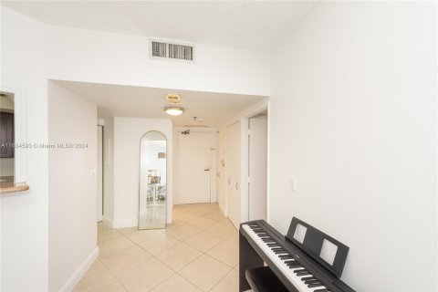 Condo in Miami, Florida, 1 bedroom  № 1294550 - photo 10