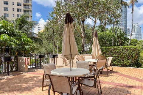 Condo in Miami, Florida, 1 bedroom  № 1294550 - photo 23