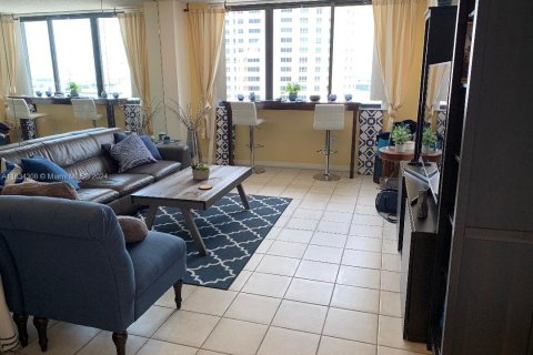 Condo in Miami, Florida, 1 bedroom  № 1294551 - photo 5