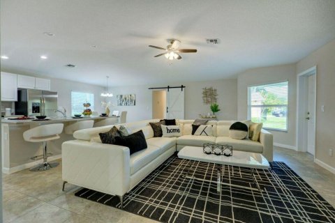 House in Palm Bay, Florida 4 bedrooms, 169.08 sq.m. № 860341 - photo 5