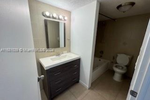 Condo in Sunny Isles Beach, Florida, 2 bedrooms  № 1411914 - photo 15