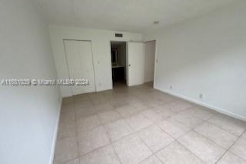 Condo in Sunny Isles Beach, Florida, 2 bedrooms  № 1411914 - photo 14