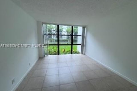 Condo in Sunny Isles Beach, Florida, 2 bedrooms  № 1411914 - photo 19