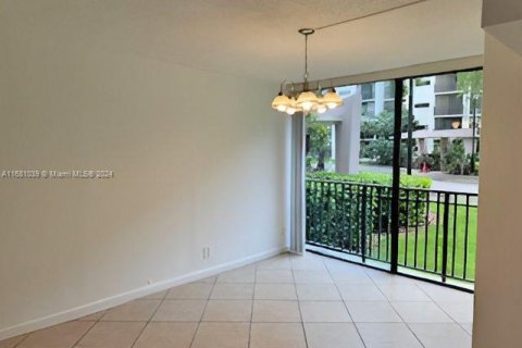 Condo in Sunny Isles Beach, Florida, 2 bedrooms  № 1411914 - photo 27