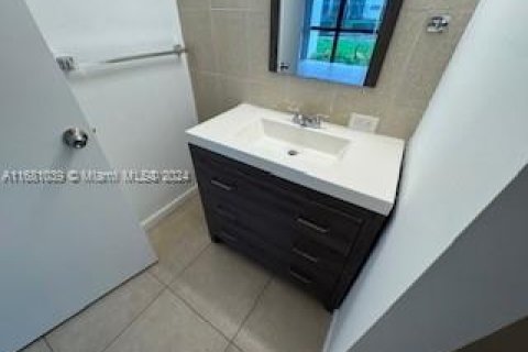 Condo in Sunny Isles Beach, Florida, 2 bedrooms  № 1411914 - photo 17